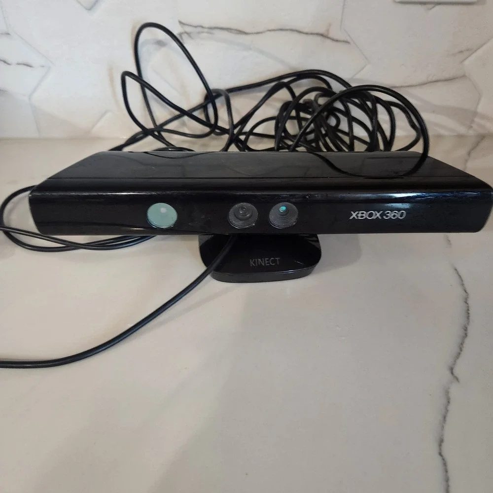 Microsoft Xbox 360 Kinect Sensor and Controller Bundle - Picture 2 of 9